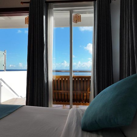 Reef Edge Thulusdhoo, Maldives Hotel Екстериор снимка