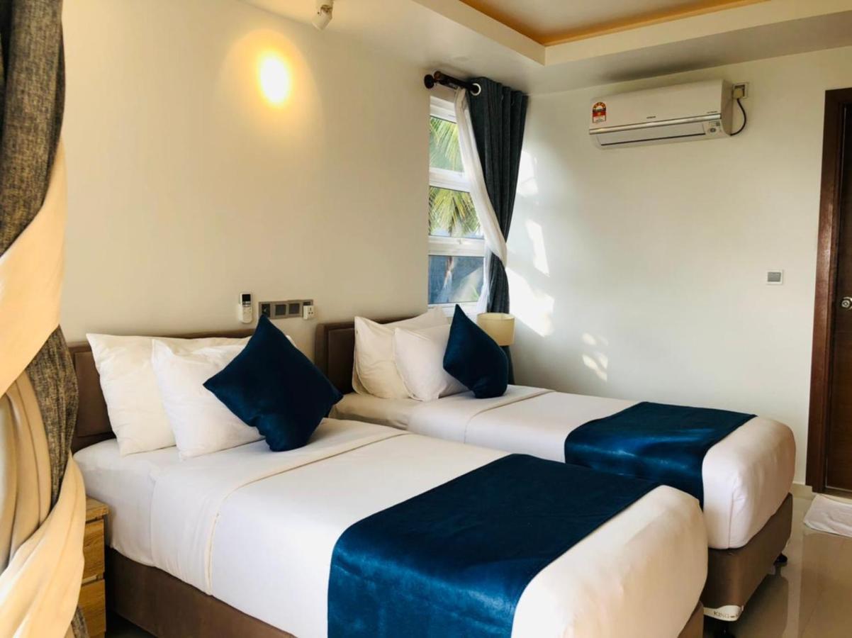 Reef Edge Thulusdhoo, Maldives Hotel Екстериор снимка
