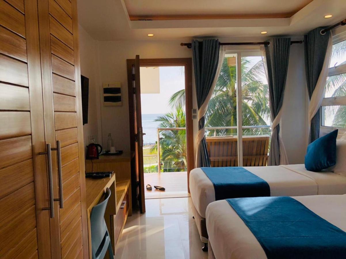 Reef Edge Thulusdhoo, Maldives Hotel Екстериор снимка