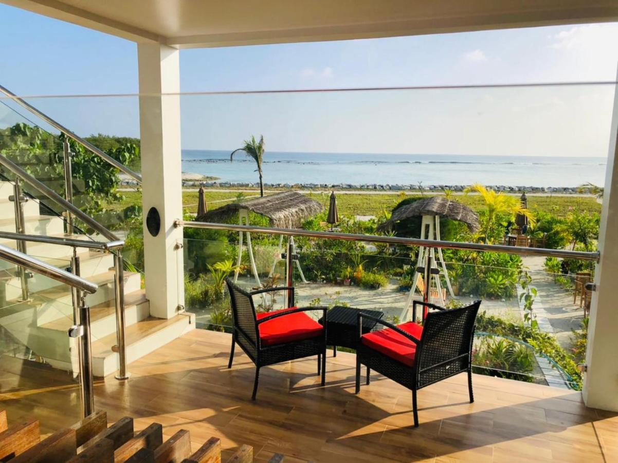 Reef Edge Thulusdhoo, Maldives Hotel Екстериор снимка