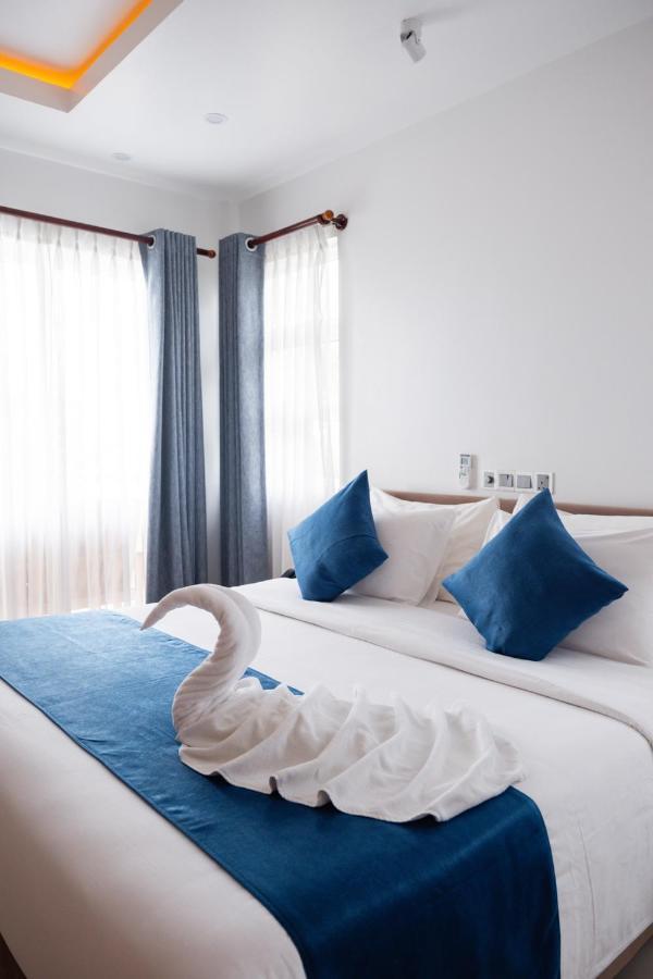 Reef Edge Thulusdhoo, Maldives Hotel Екстериор снимка