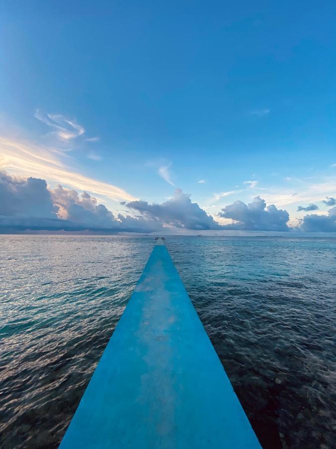 Reef Edge Thulusdhoo, Maldives Hotel Екстериор снимка