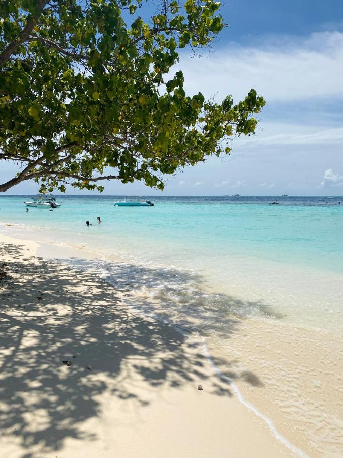 Reef Edge Thulusdhoo, Maldives Hotel Екстериор снимка