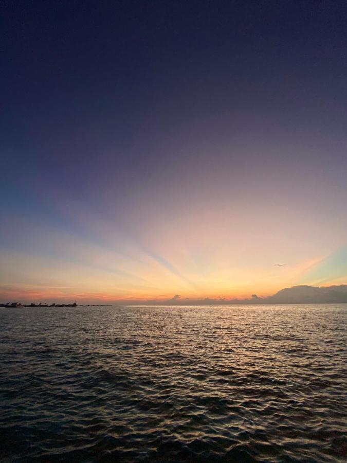 Reef Edge Thulusdhoo, Maldives Hotel Екстериор снимка