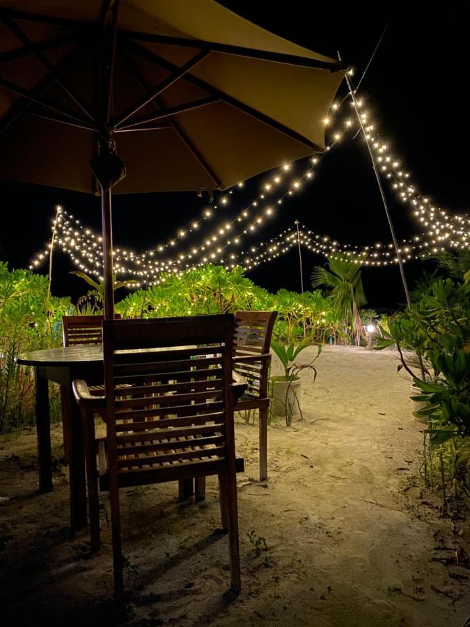 Reef Edge Thulusdhoo, Maldives Hotel Екстериор снимка