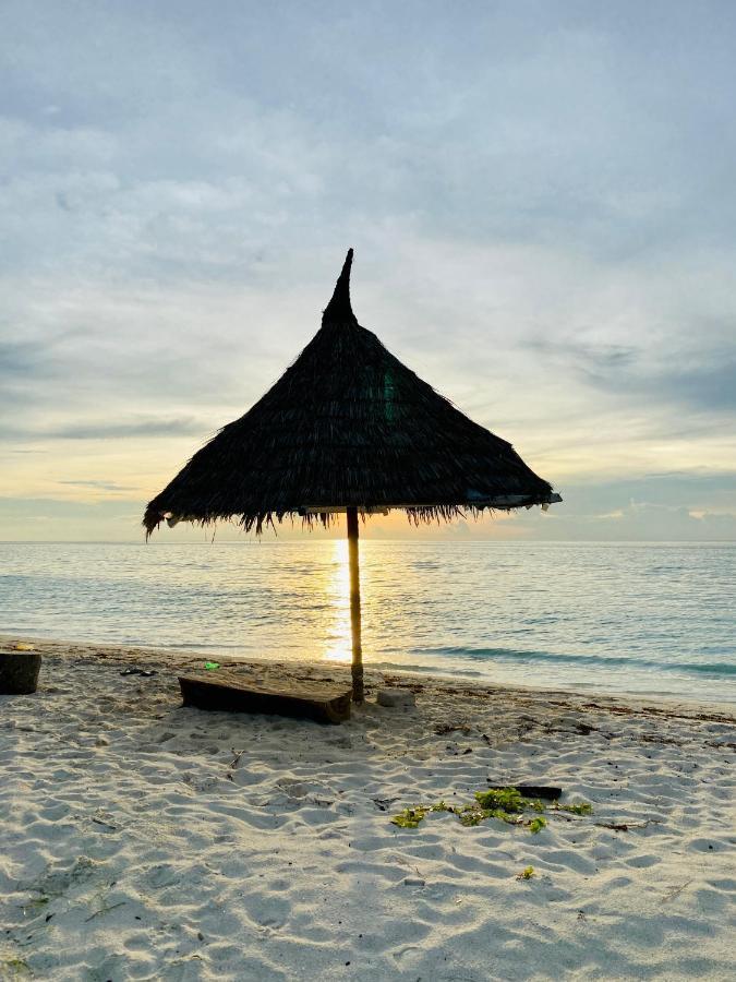 Reef Edge Thulusdhoo, Maldives Hotel Екстериор снимка