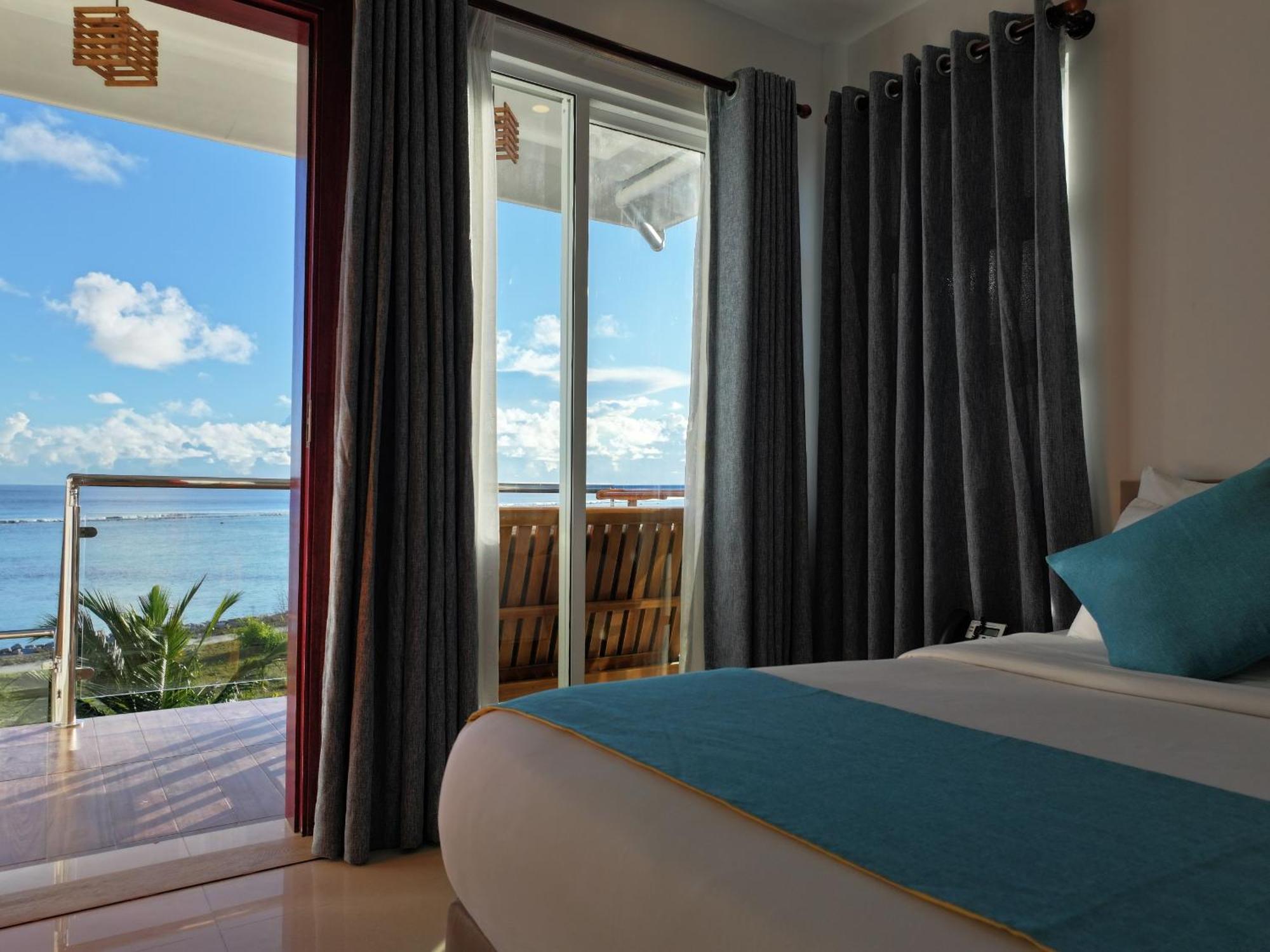 Reef Edge Thulusdhoo, Maldives Hotel Екстериор снимка