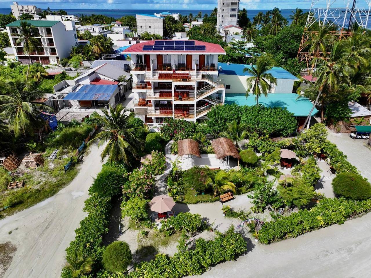 Reef Edge Thulusdhoo, Maldives Hotel Екстериор снимка