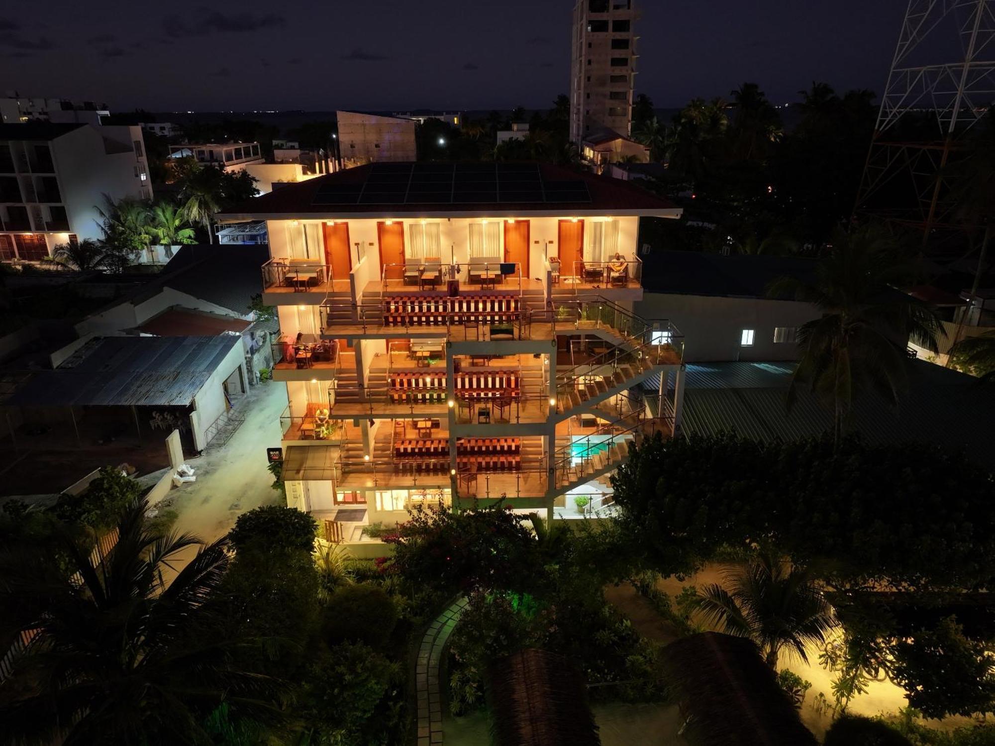 Reef Edge Thulusdhoo, Maldives Hotel Екстериор снимка
