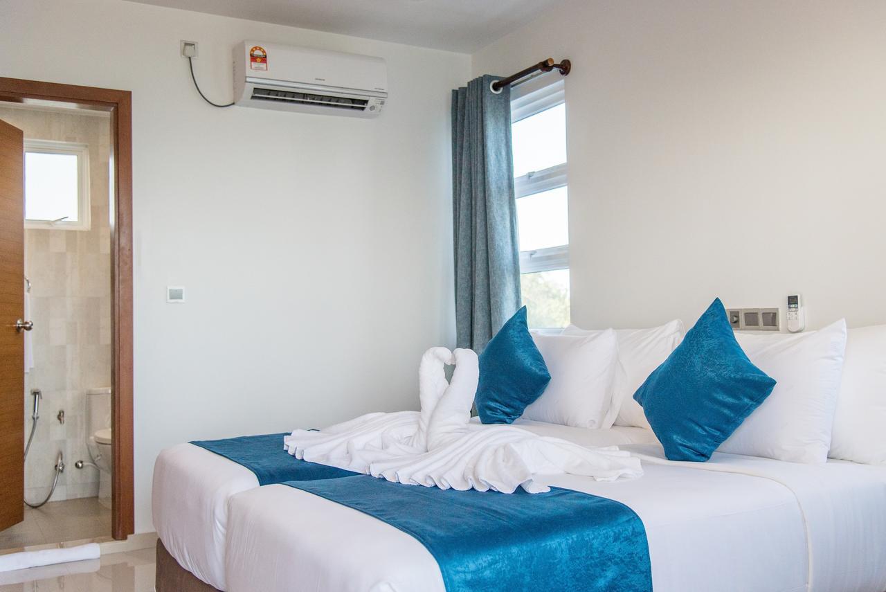 Reef Edge Thulusdhoo, Maldives Hotel Екстериор снимка