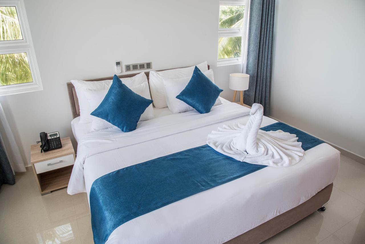 Reef Edge Thulusdhoo, Maldives Hotel Екстериор снимка