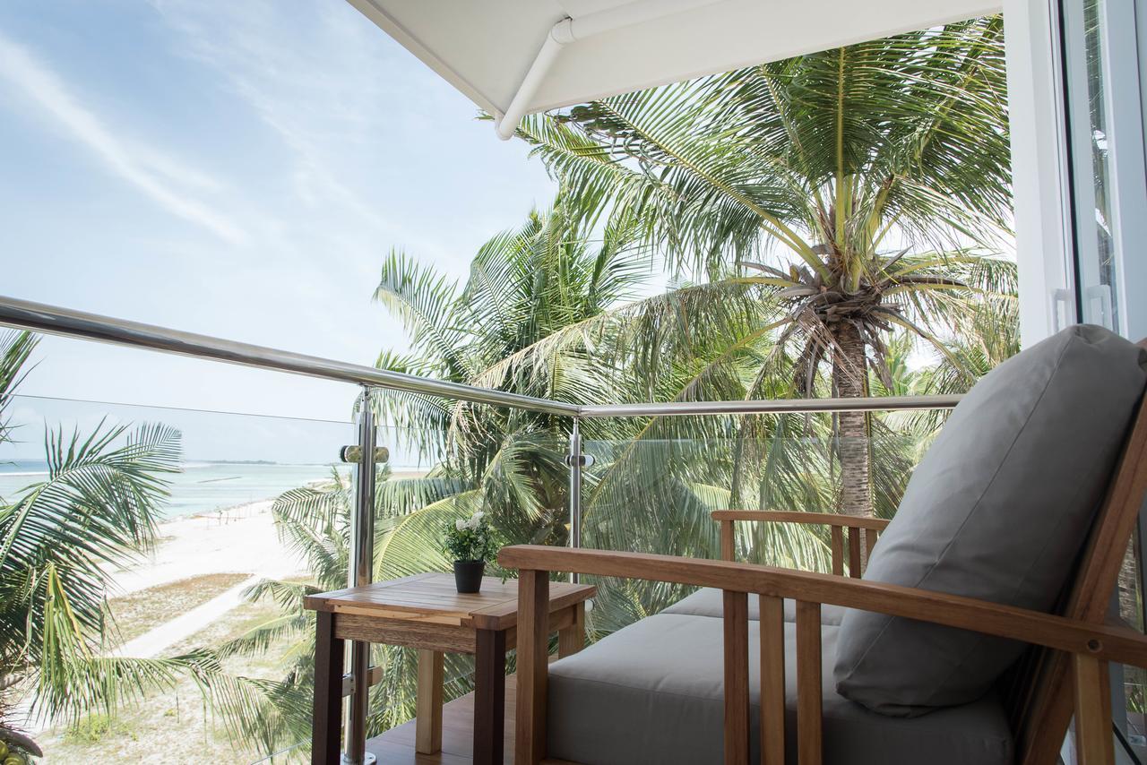 Reef Edge Thulusdhoo, Maldives Hotel Екстериор снимка