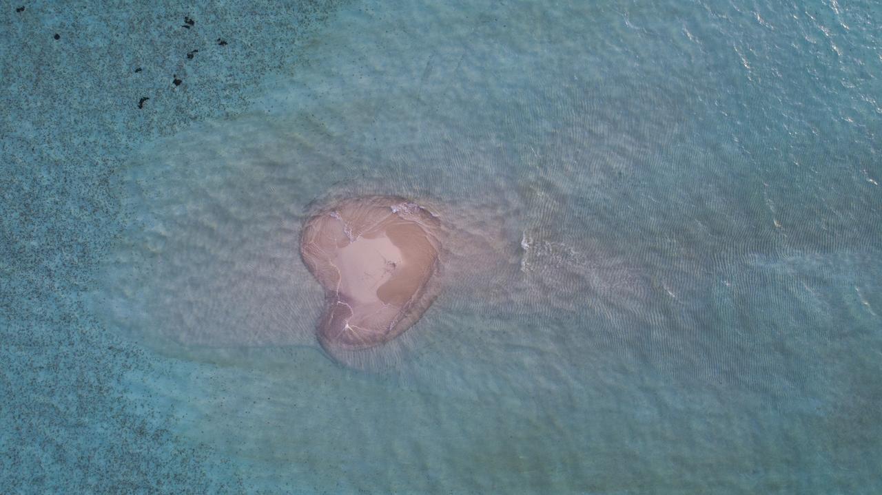 Reef Edge Thulusdhoo, Maldives Hotel Екстериор снимка