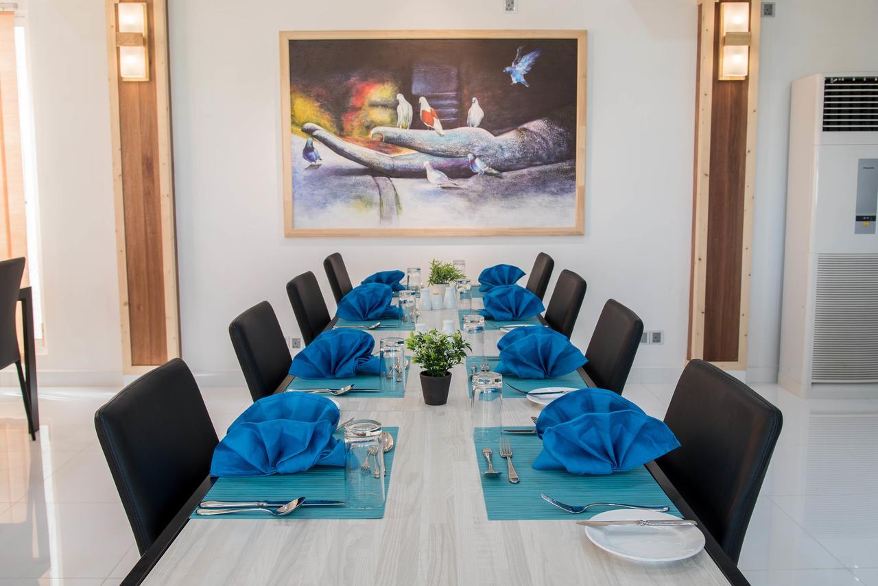 Reef Edge Thulusdhoo, Maldives Hotel Екстериор снимка
