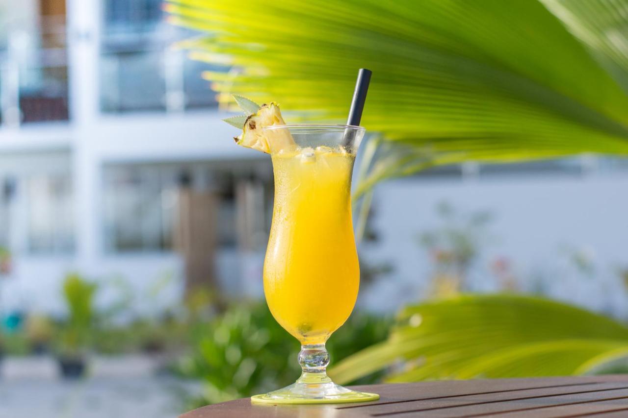 Reef Edge Thulusdhoo, Maldives Hotel Екстериор снимка