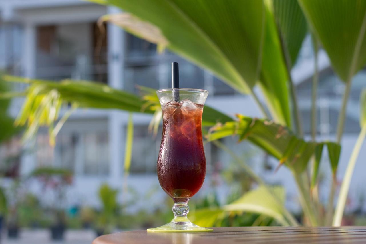 Reef Edge Thulusdhoo, Maldives Hotel Екстериор снимка