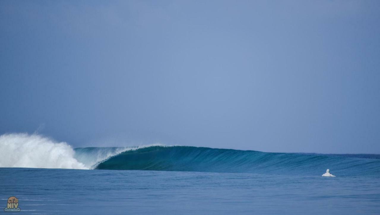 Reef Edge Thulusdhoo, Maldives Hotel Екстериор снимка